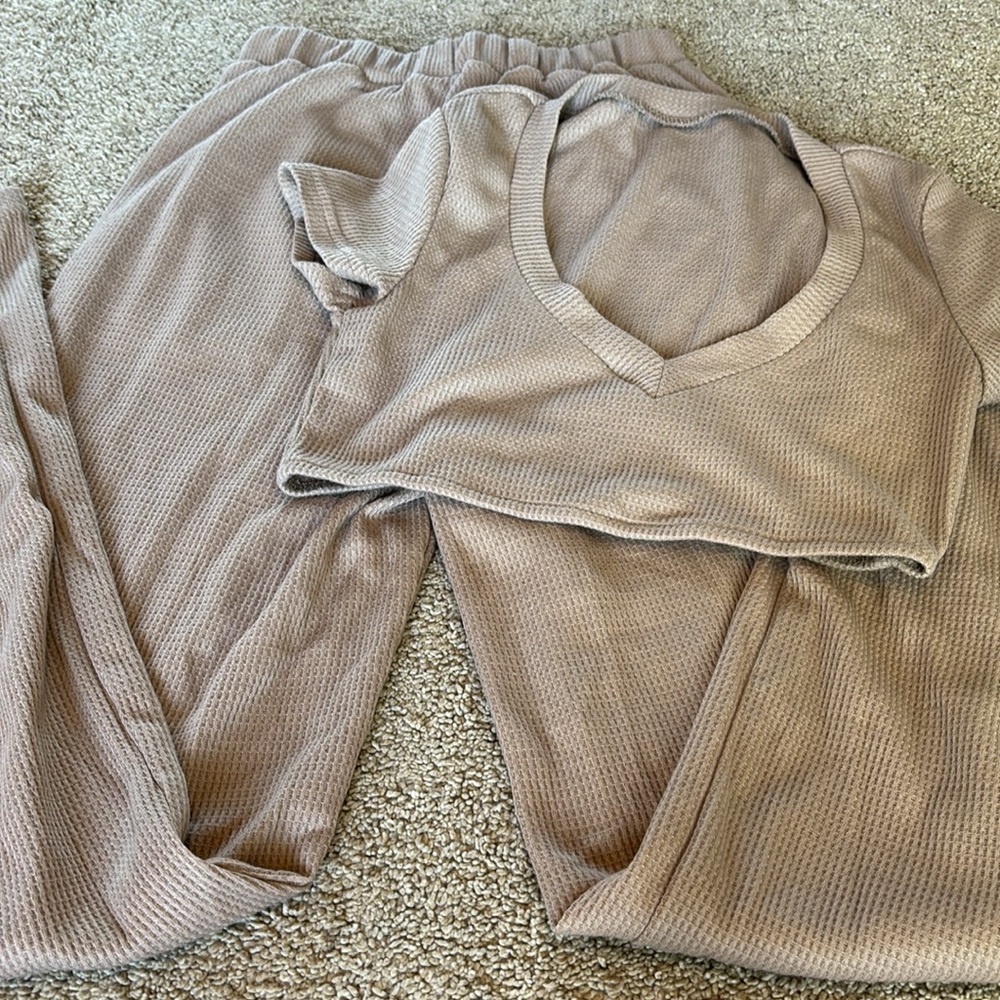 Matching set crop top and casual pants
